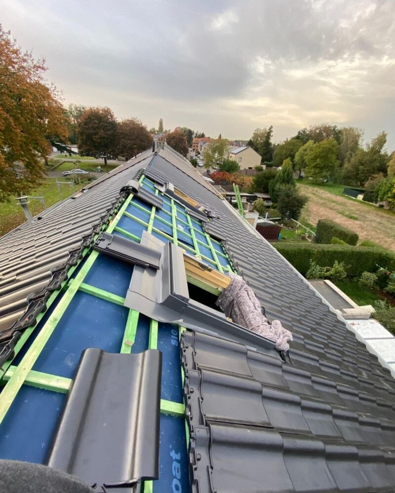 Dakdekker van ETT DakGroep aan het werk aan de dakbedekking van een woning in Leiden