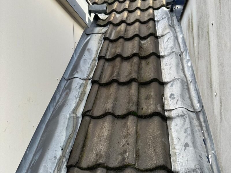 Dakdekker van ETT DakGroep brandt een bitumen dakbaan aan op een plat dak in Leiden