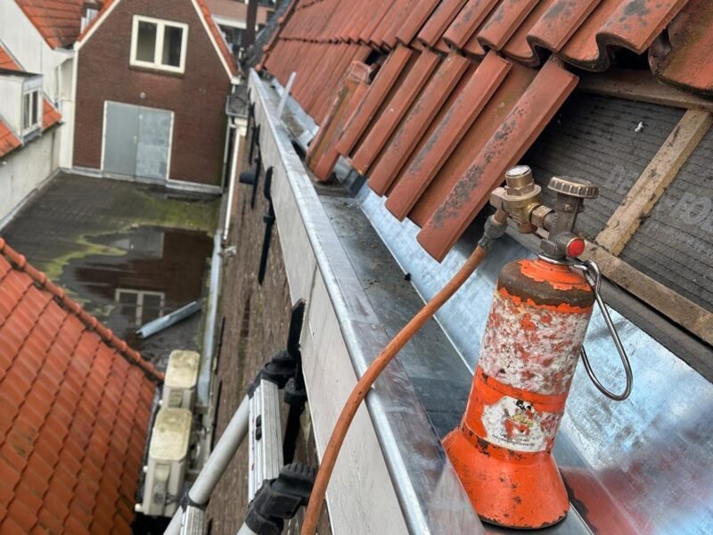 Nieuwe dakbedekking aangebracht op een woning in Leiden door ETT DakGroep
