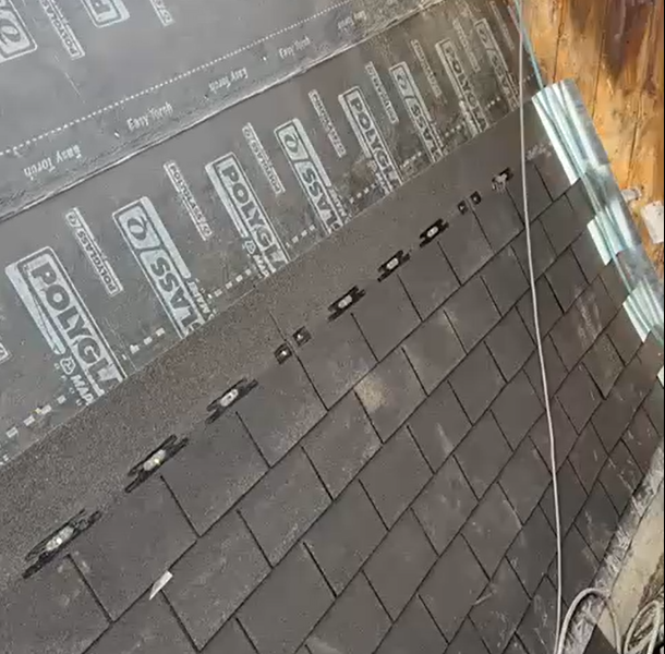 Dakdekker van ETT DakGroep aan het werk op een plat dak in Leiden