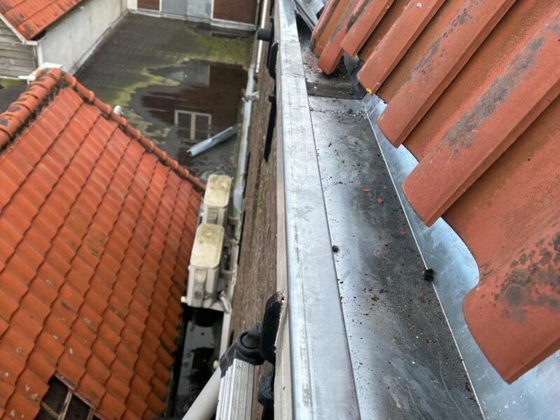 Dakwerkzaamheden aan een plat dak in Leiden door ETT DakGroep